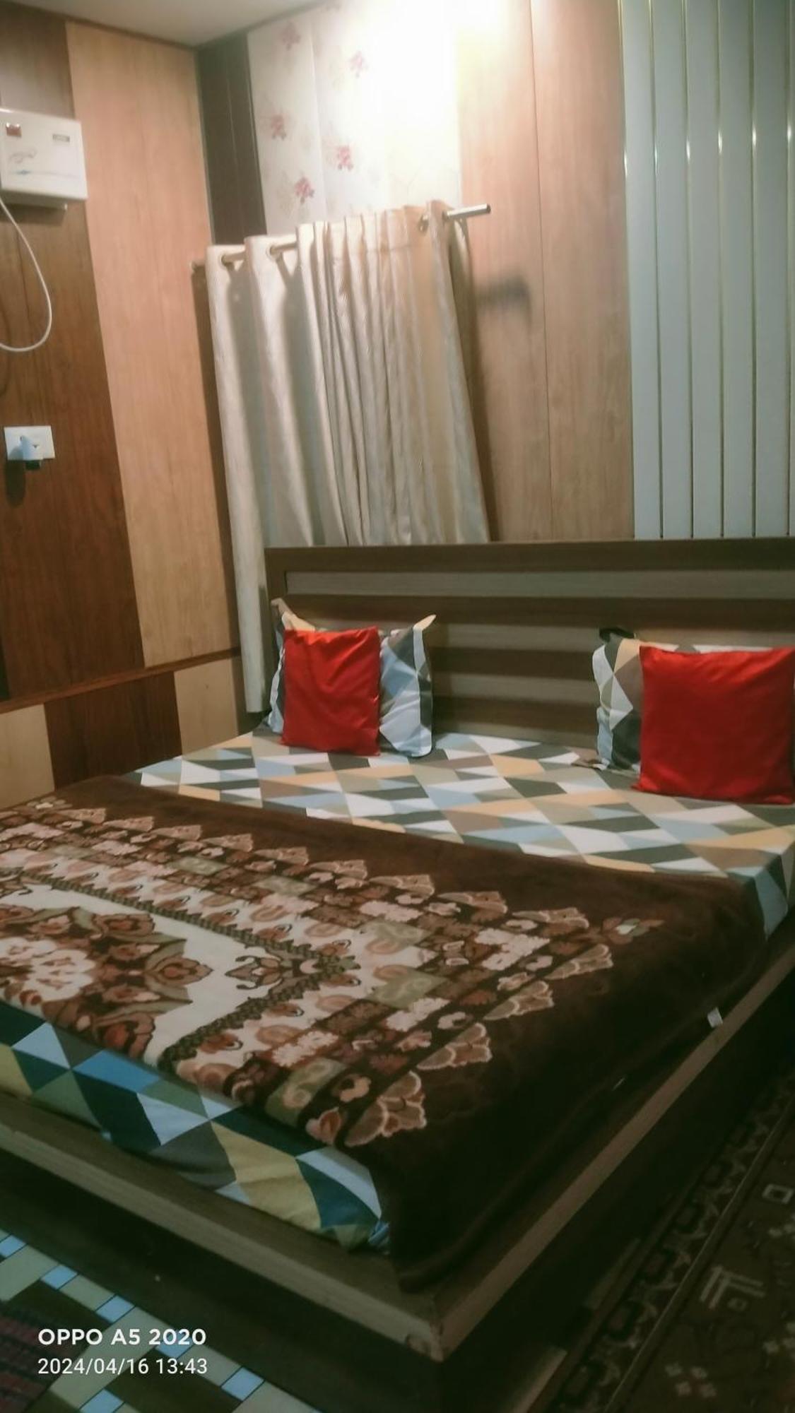 Ayodhya Shree Ram Guest House Near Ram Mandir מראה חיצוני תמונה
